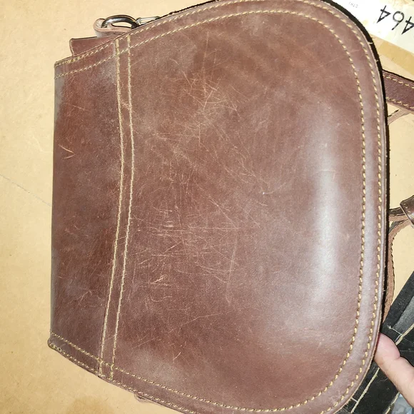 SaddlebackBrown Leather Messenger Bag with Classic Design unisex
